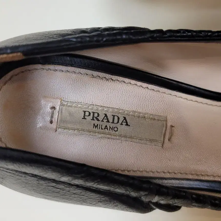 [정품] 프라다 PRADA  블랙 레더 펌프스 여성화