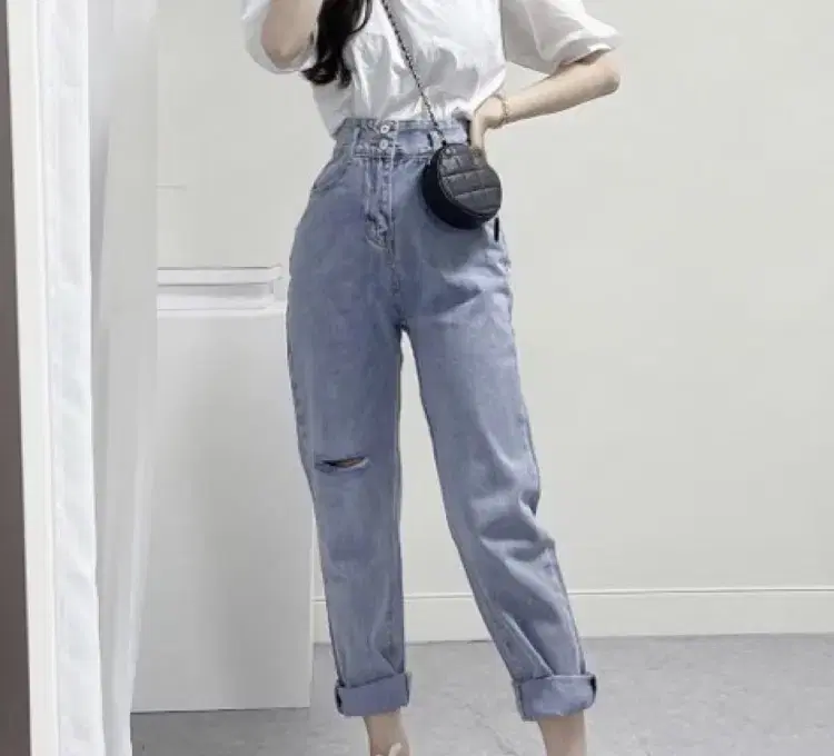 High-waisted jeans