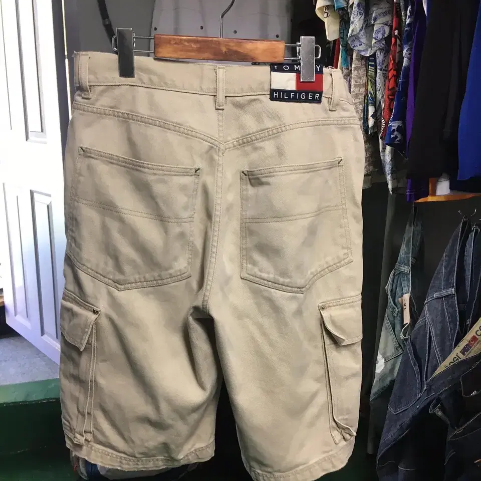 32 TOMMY HILFIGER CARGO PANTS