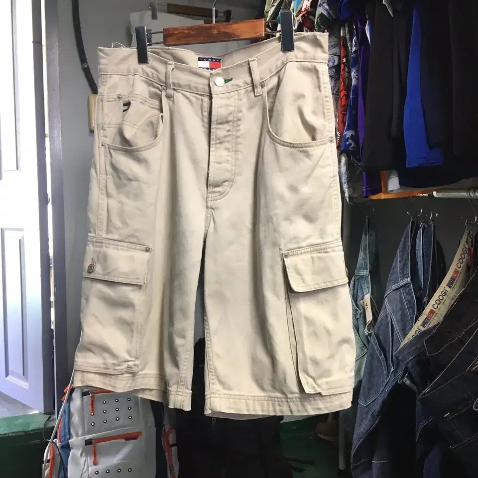 32 TOMMY HILFIGER CARGO PANTS