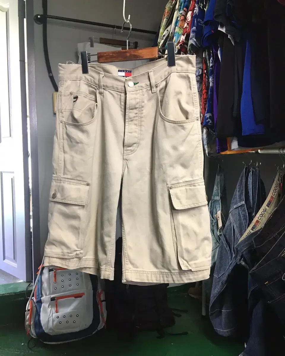 32 TOMMY HILFIGER CARGO PANTS