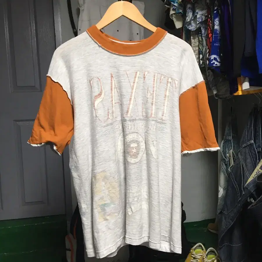 XL) TEXAS ORANGE NECK LINE TEE