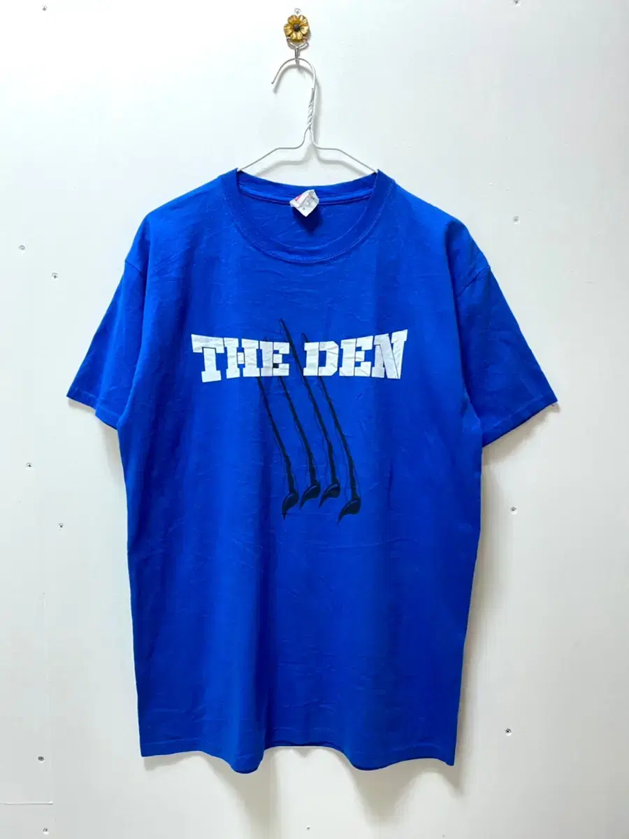 THE DEN 스크래치 티셔츠