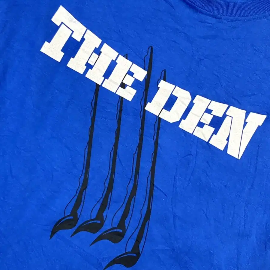 THE DEN 스크래치 티셔츠