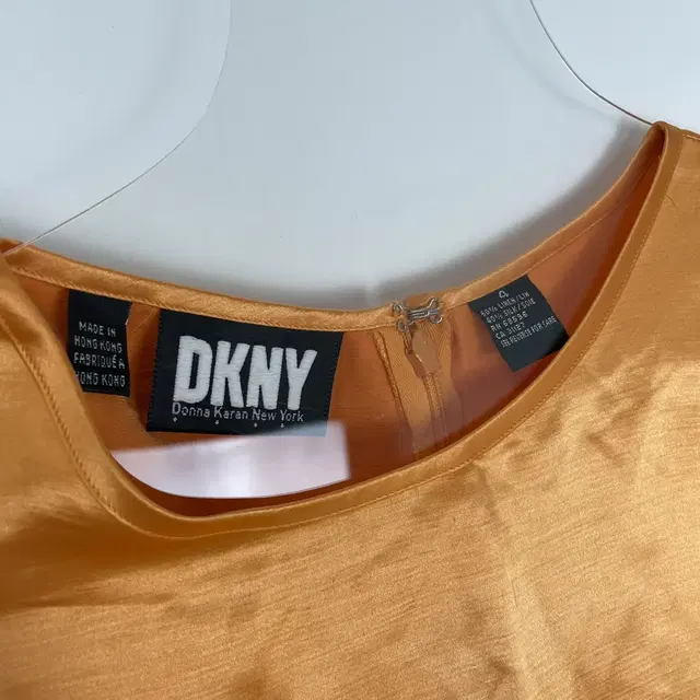 dkny 도나카란뉴욕 슬리브리스 나시 티셔츠