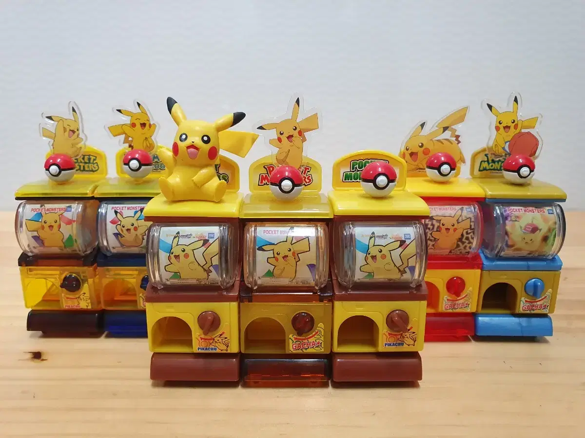 (Quick sale, full set, discontinued rare gacha) Pikachu gacha machine set