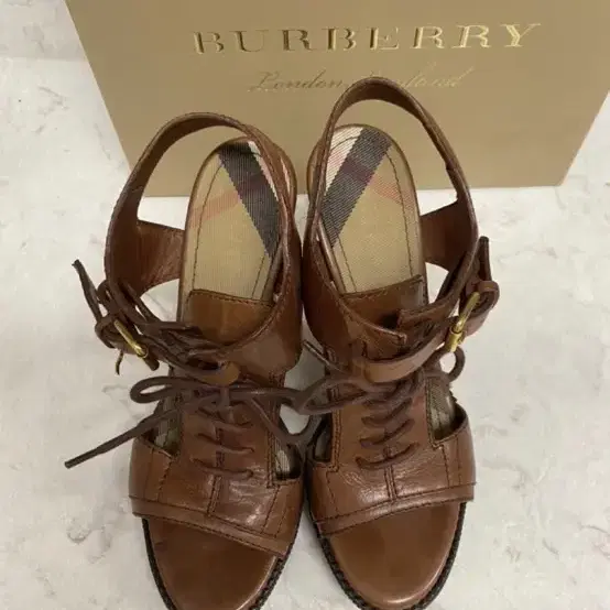 BURBERRY 버버리 샌들 힐 (245~250)