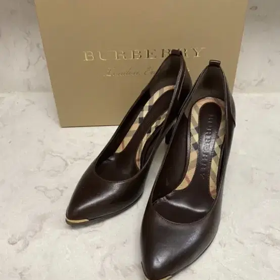 BURBERRY 버버리 가죽 힐 (245~250)