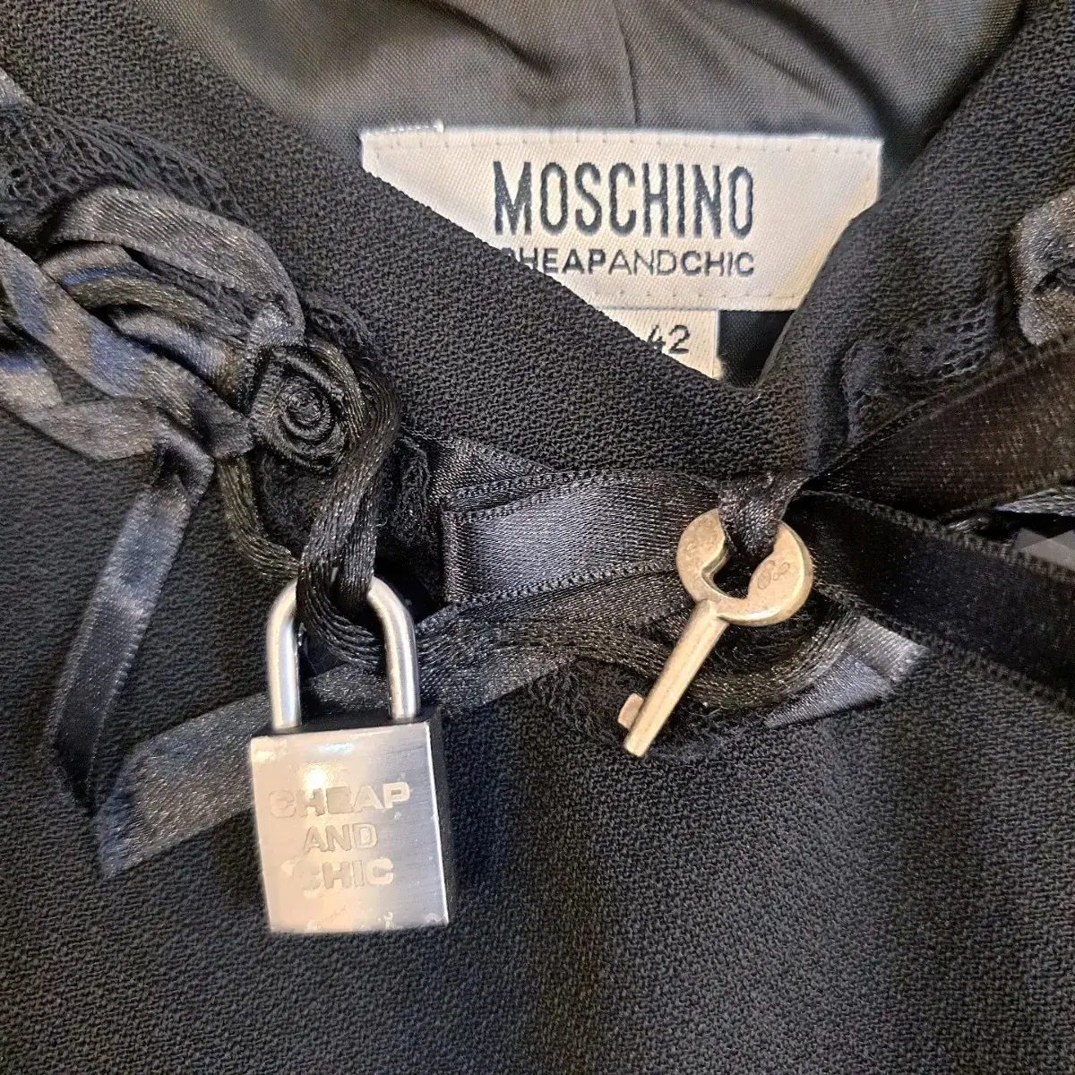 모스키노 moschino 칩앤시크 padlock&key 슬리브리스원피스