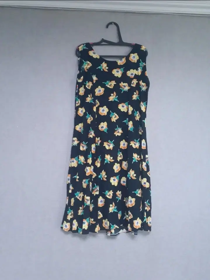 Chirpy yellow flower sleeveless ONEPIECE(66~Slim 77)