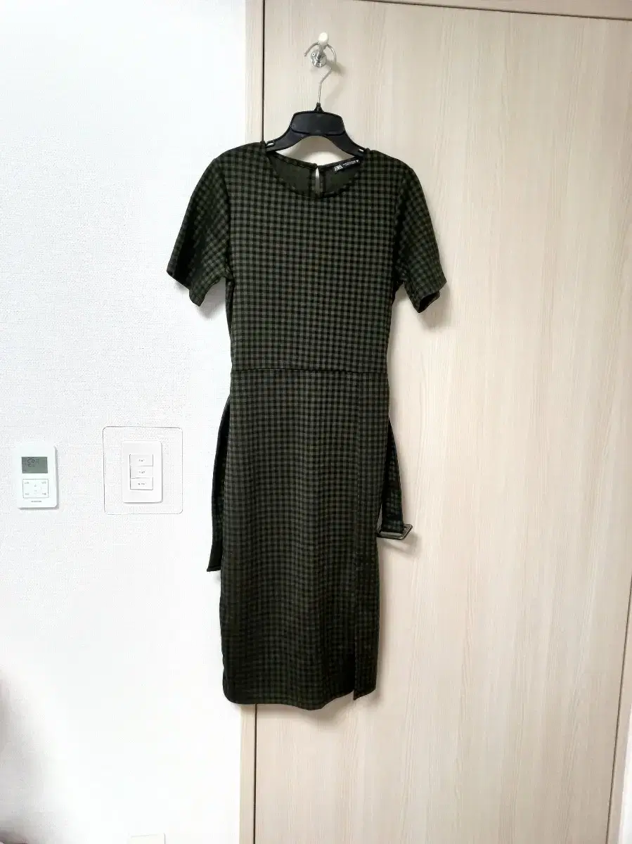 Not worn) ZARA Khaki check ONEPIECE M (with belt)