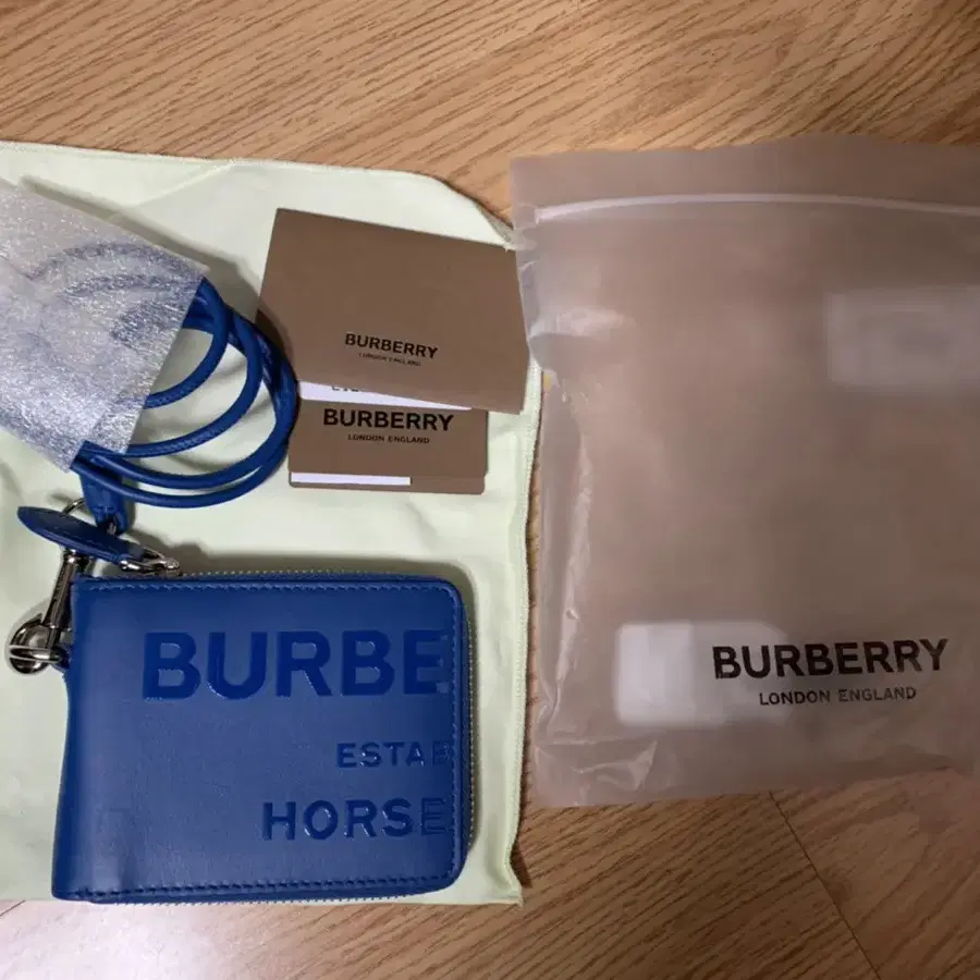 Burberry 버버리 홀스페리 패턴 지퍼지갑 새제품 정가이하 판매해요