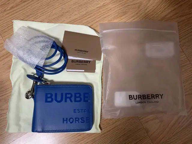 Burberry 버버리 홀스페리 패턴 지퍼지갑 새제품 정가이하 판매해요