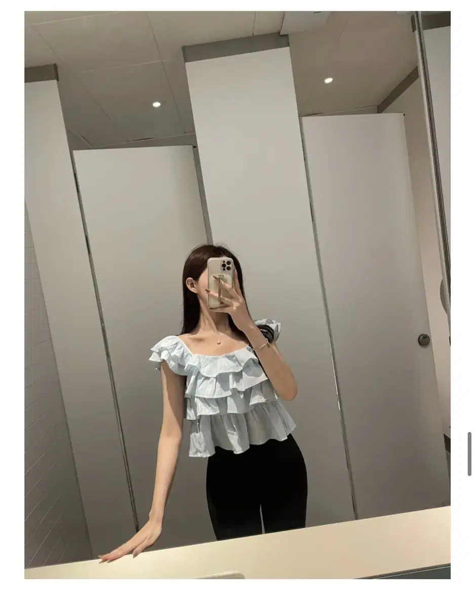 Ruffle-neck blouse Fit: Best Sora