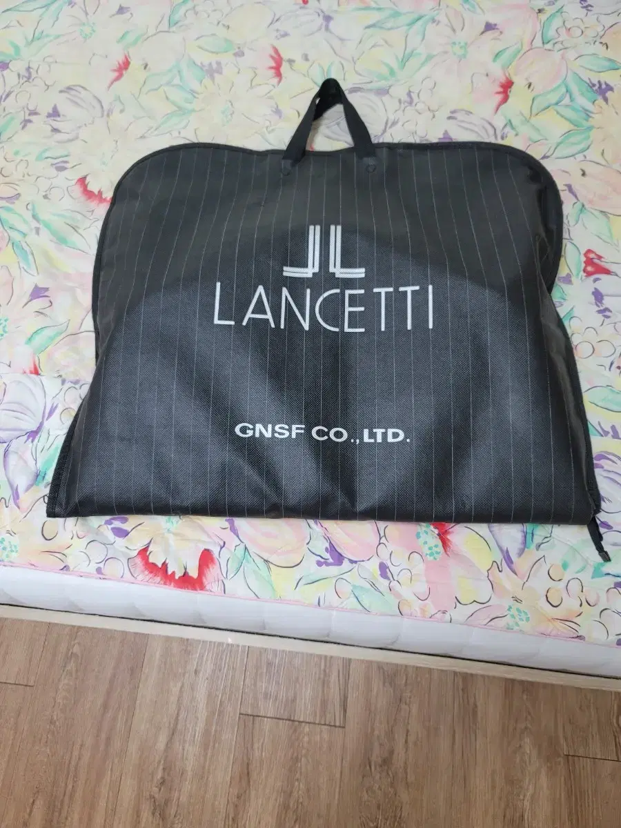 Sell a new suit (lanceti).