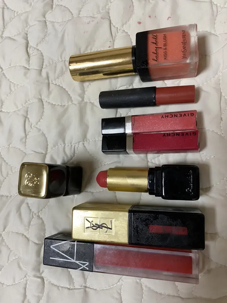 We sell luxury cosmetics sets at a really low price. Benefit Yves Saint Laurent MAC NARS