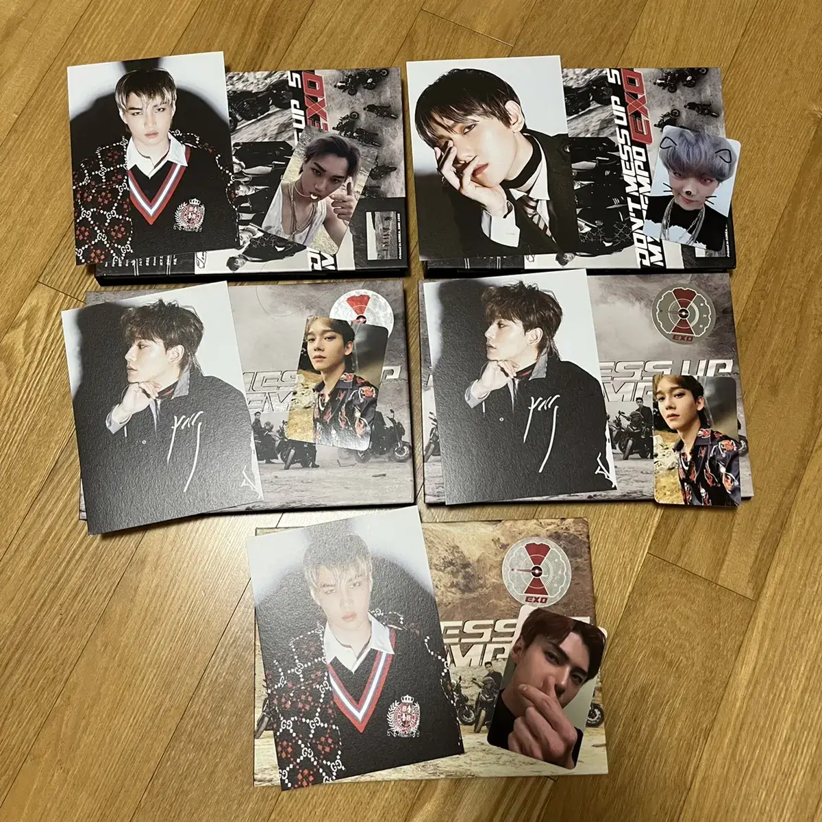 Exo album including several types photocard 