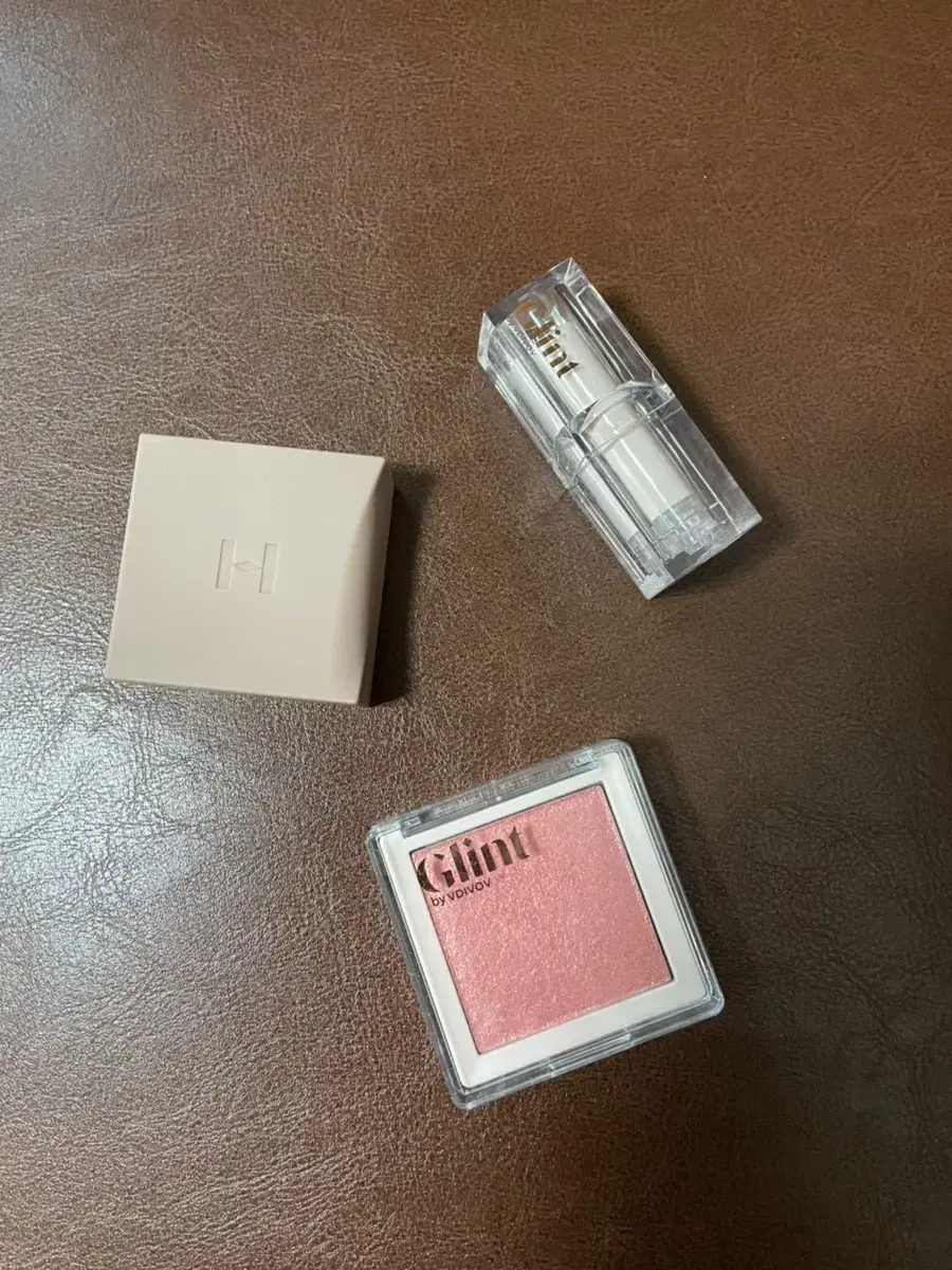 Hints Eyeshadow/Glint Highlighter/Glint Sheer Lipstick