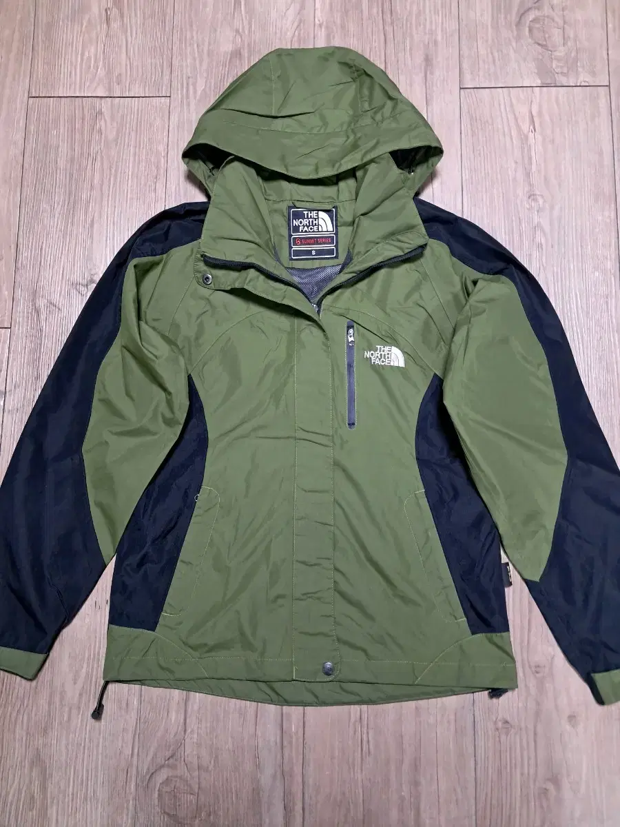 Women's S-size North Face Gore-Tex Hiking Jacket