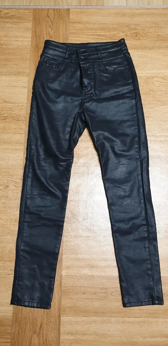 Women's Skinny Fit Coated Pants