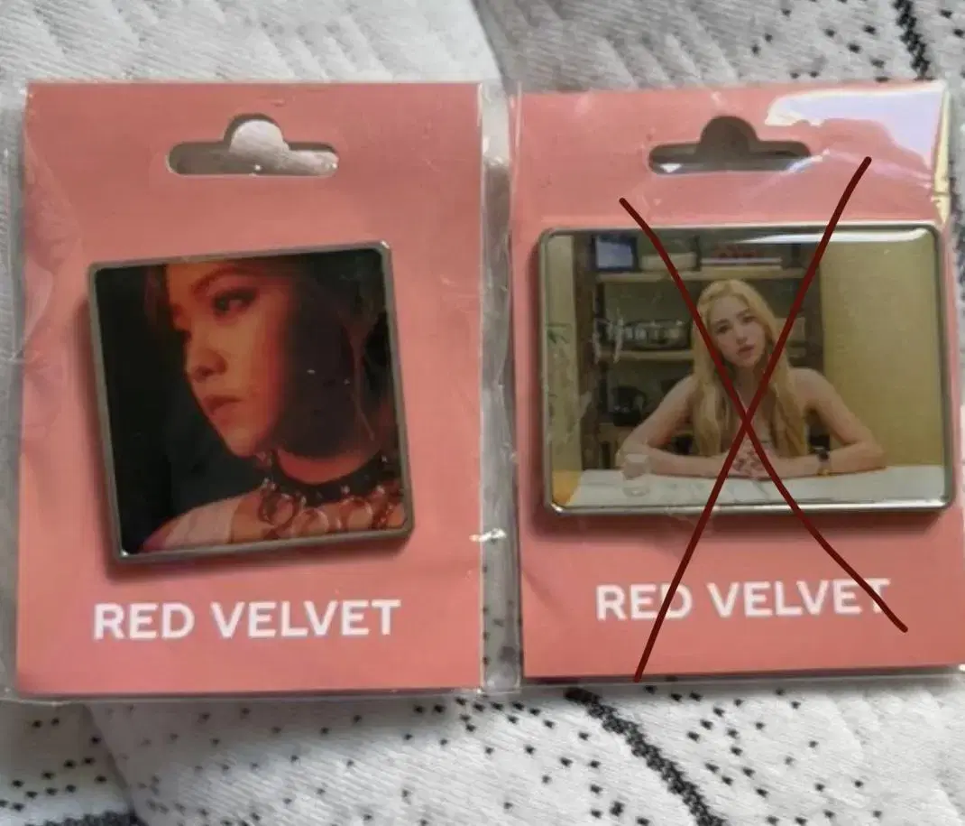 Red Velvet yeri sells badges