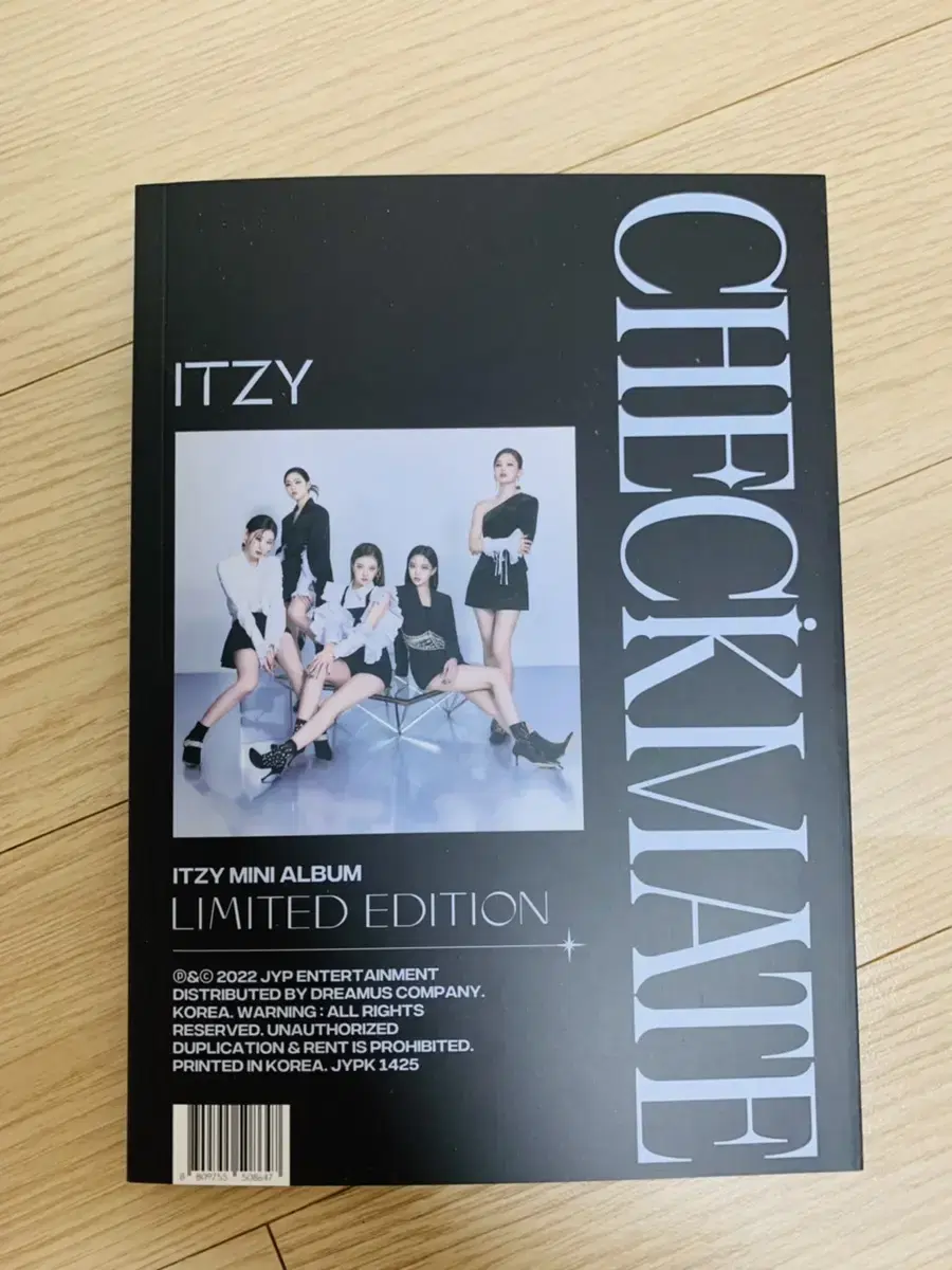 Itzy Checkmate limited edition itzy unsealed Album