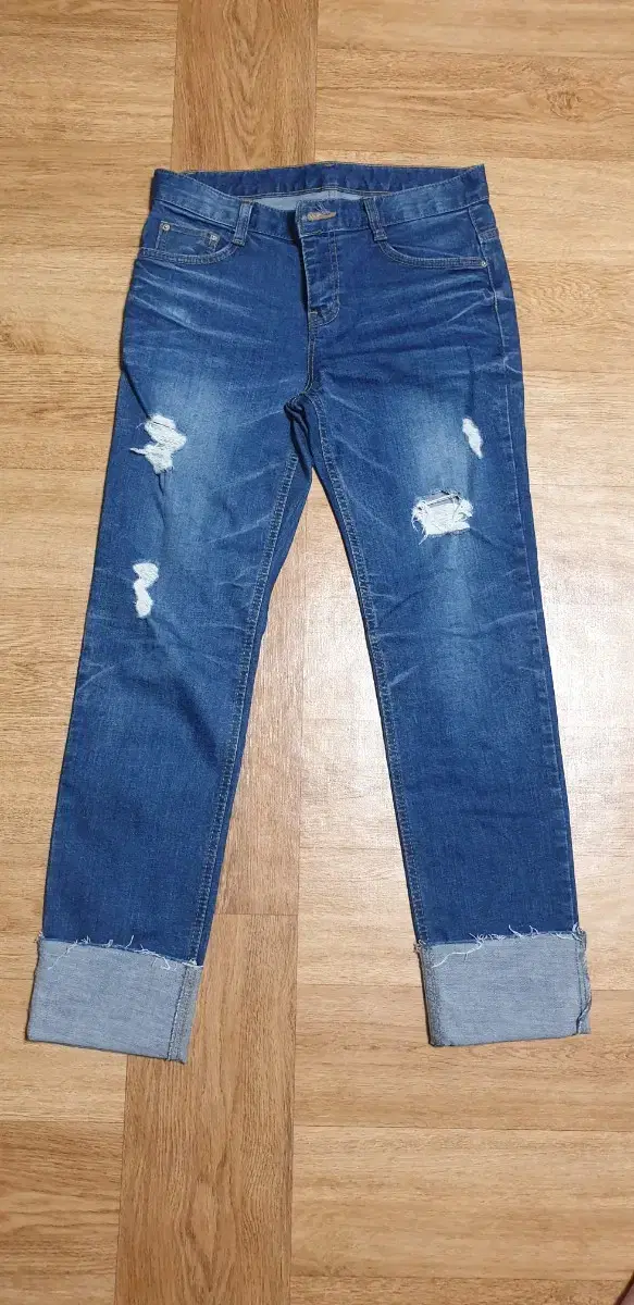 Sell straight-fit ripped jeans