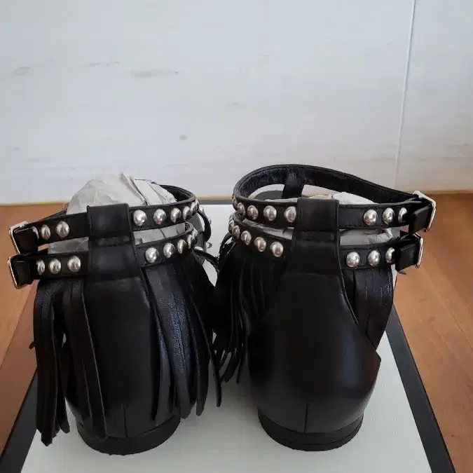 (정품) SAINT LAURENT 스터드 프린지 샌들