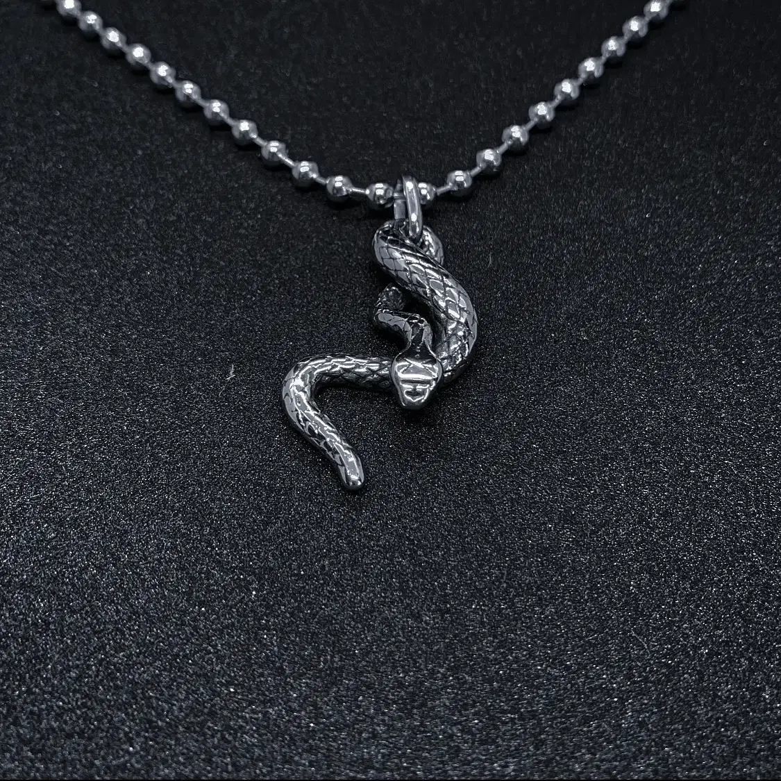 Ball chain on the snake no.2 necklace