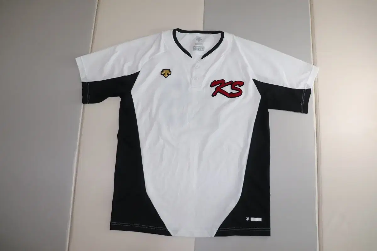 [L] Descent KS Vahn Short Sleeve Tee WhiteBlack227