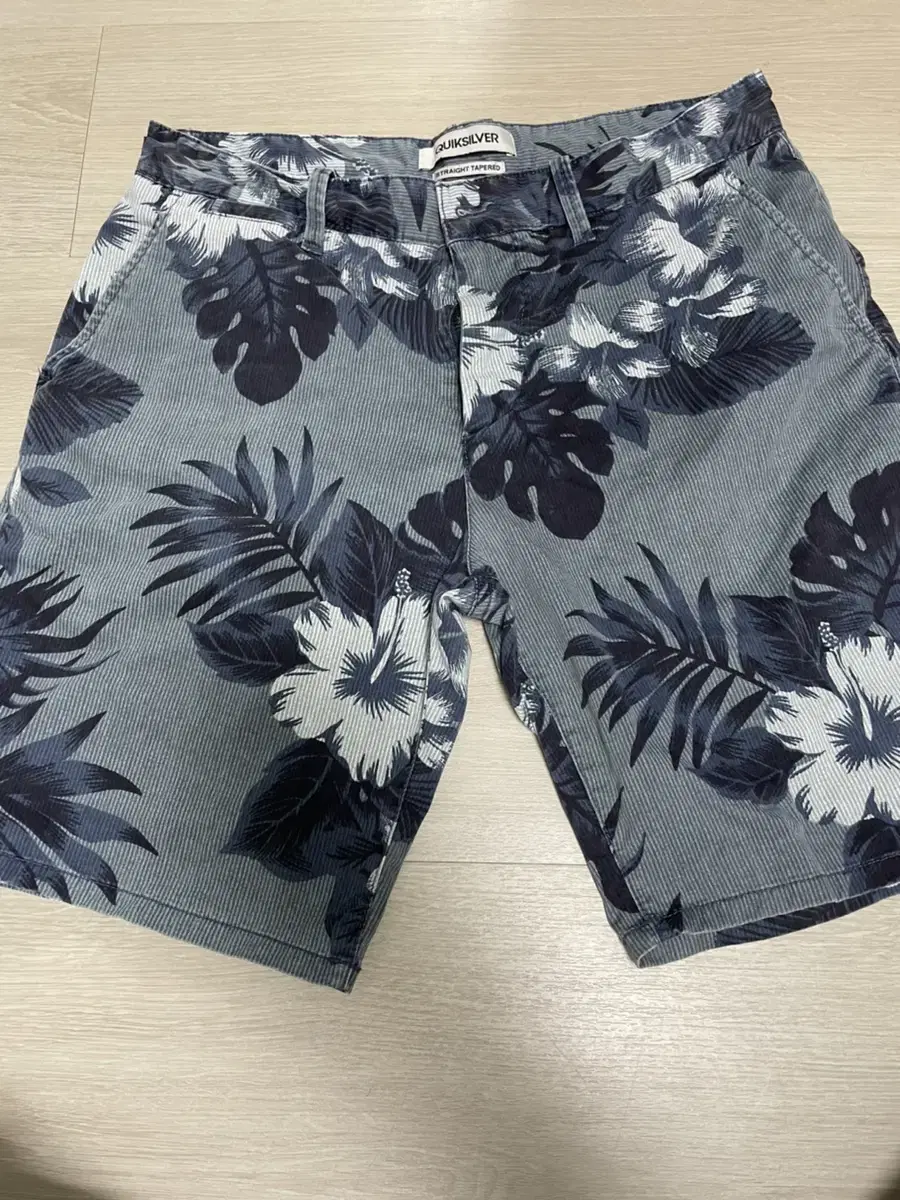 Quicksilver Quicksilver Flower Shorts Vahn Size 31-32