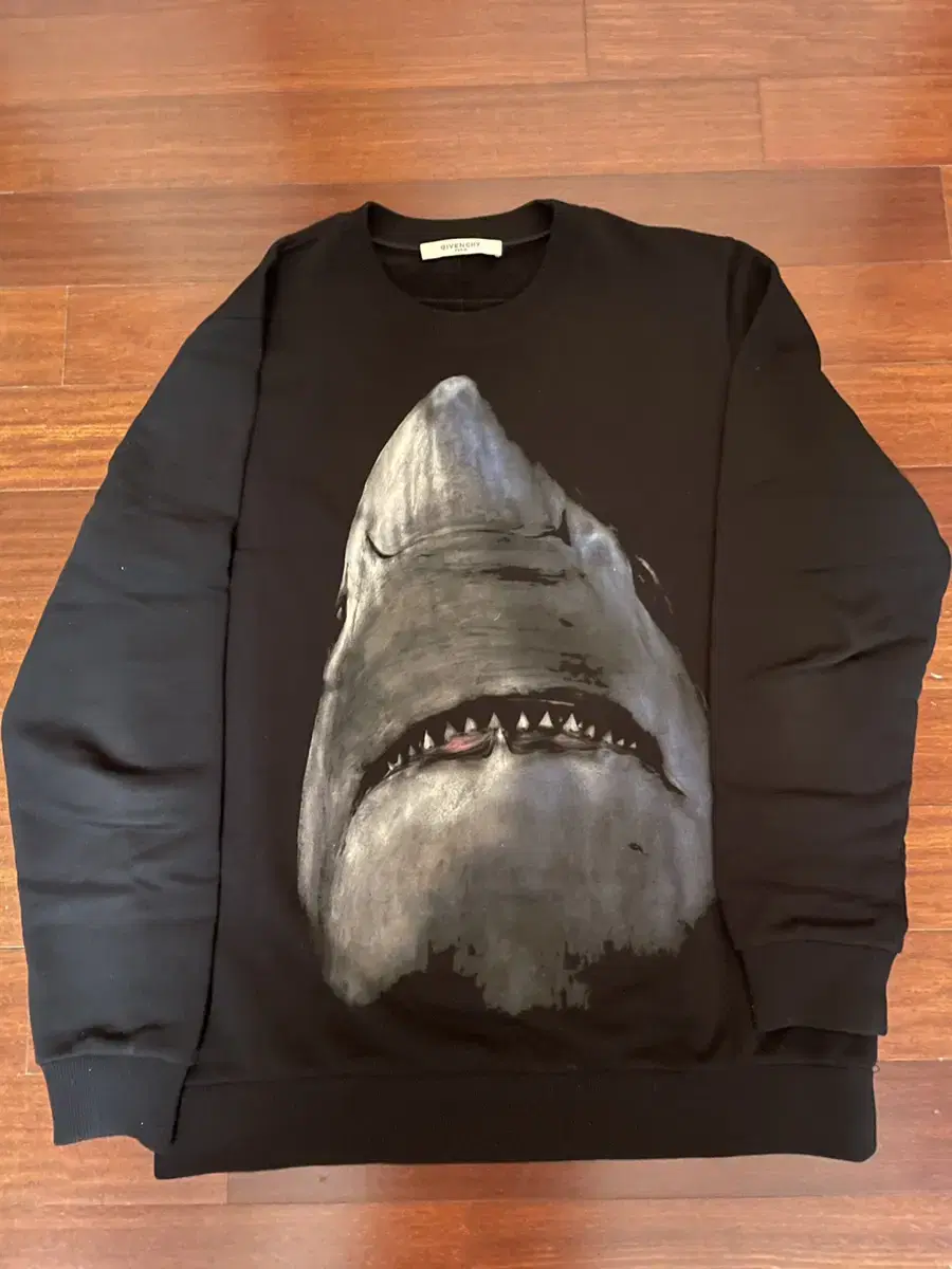 [M] Givenchy Shark Topshell