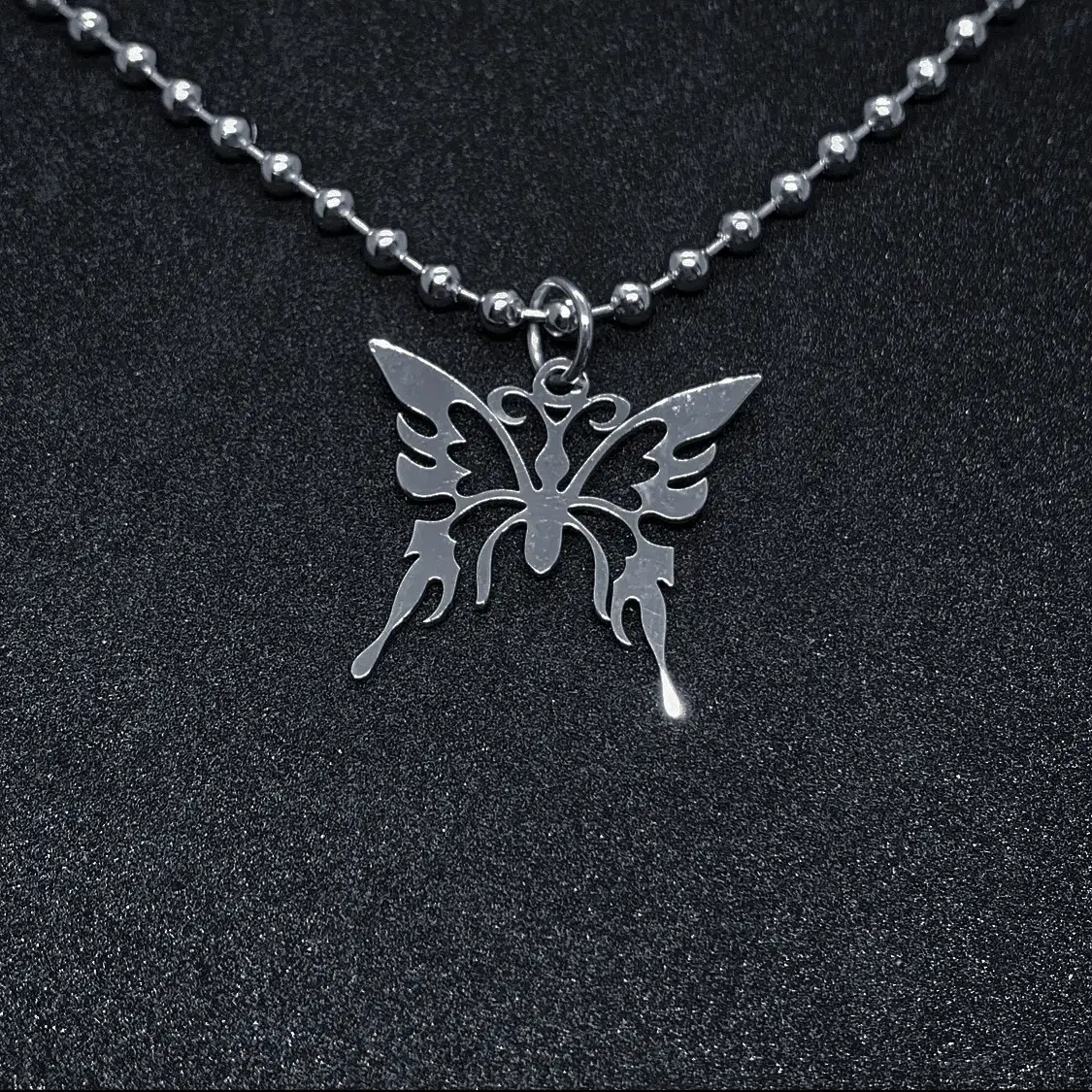 Metalbutterfly on the Ballchain necklace