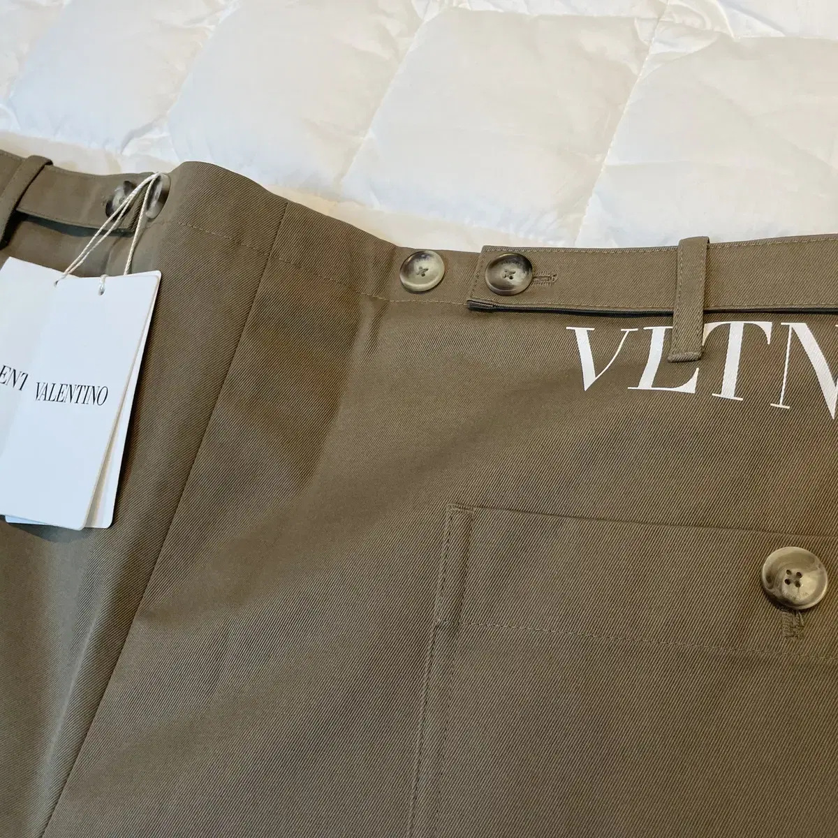 새상품 발렌티노 VLTN 치노팬츠 (36): Made in Italy