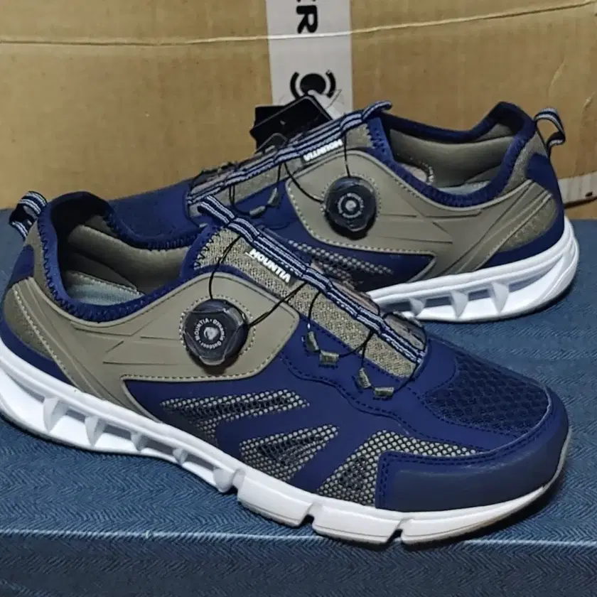 BLACKYAK Hiking/Trekking Shoes on Bunjang with safe global shipping.