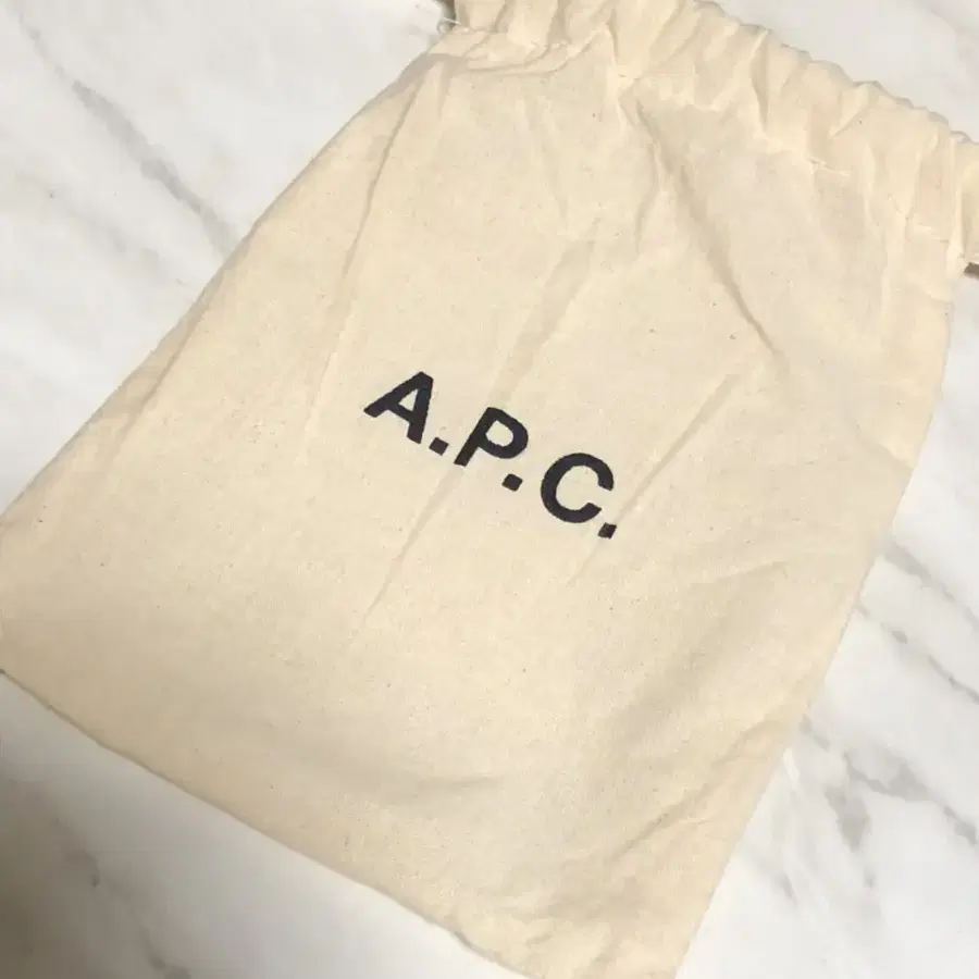 아페쎄 하프문 지갑 a.p.c.