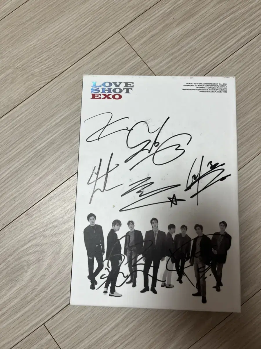 I'm selling an EXO autographed album (not for sale, including photocard)