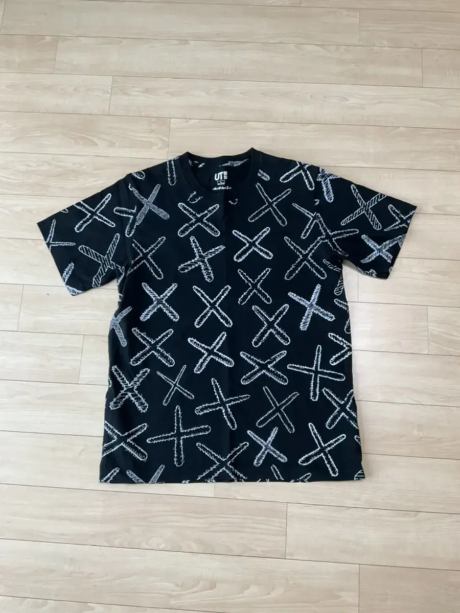 Uniqlo Kaus L Vahn Tee