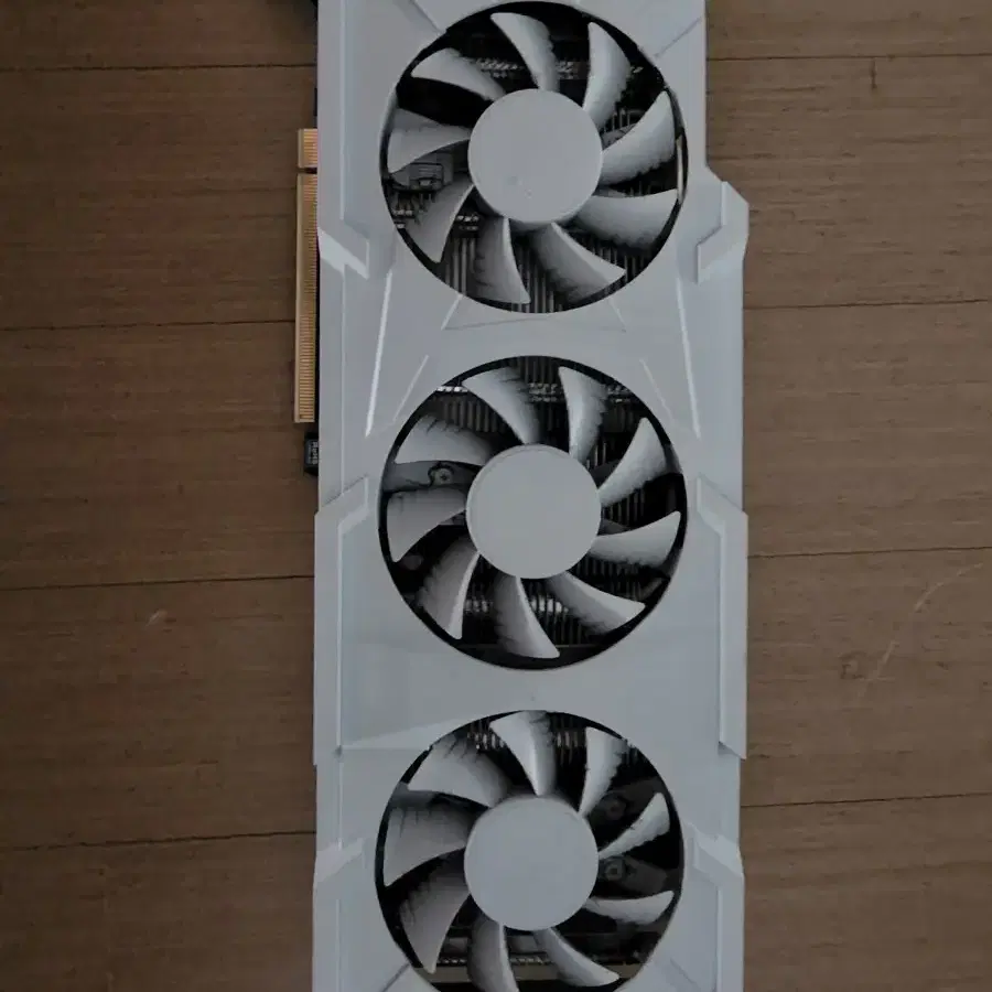 GTX1070  8GB 3팬 화이트 도색판매합니다.