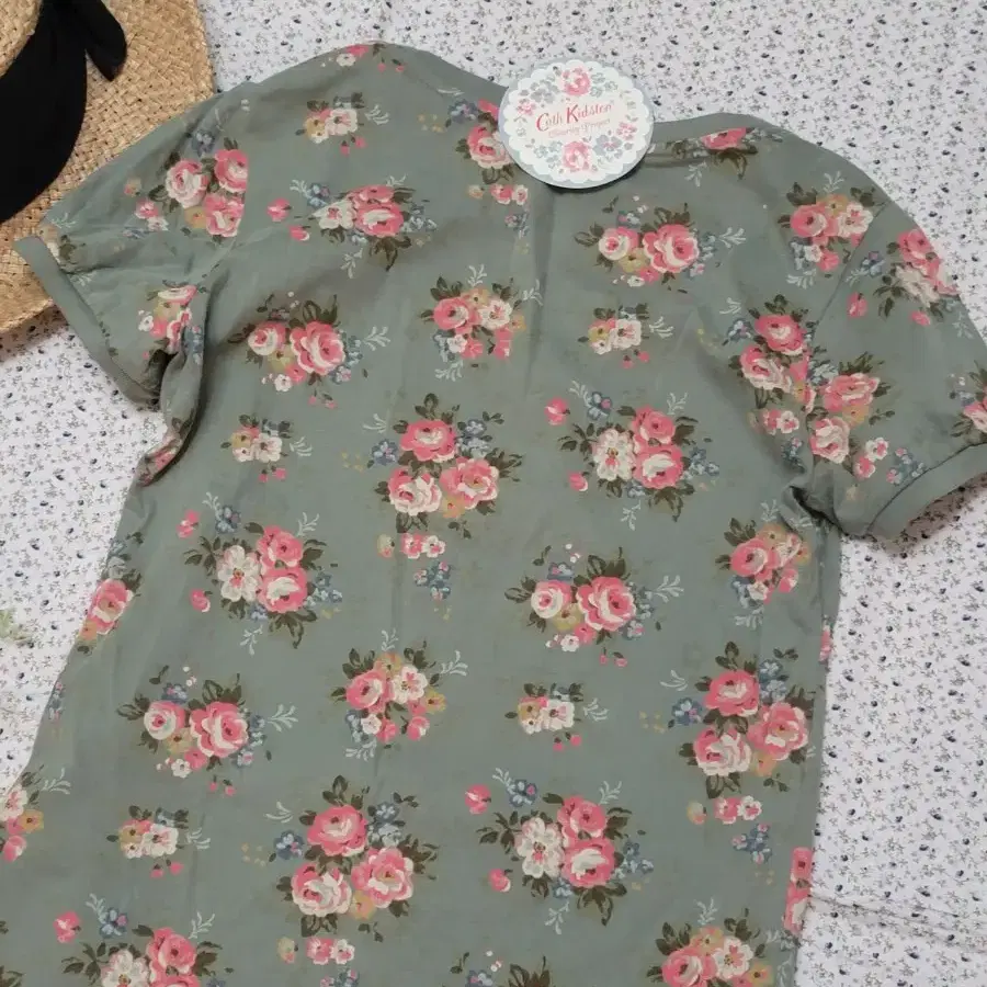 새제품 작은사이즈 슬림핏 티셔츠 Cath Kidston UNIQLO