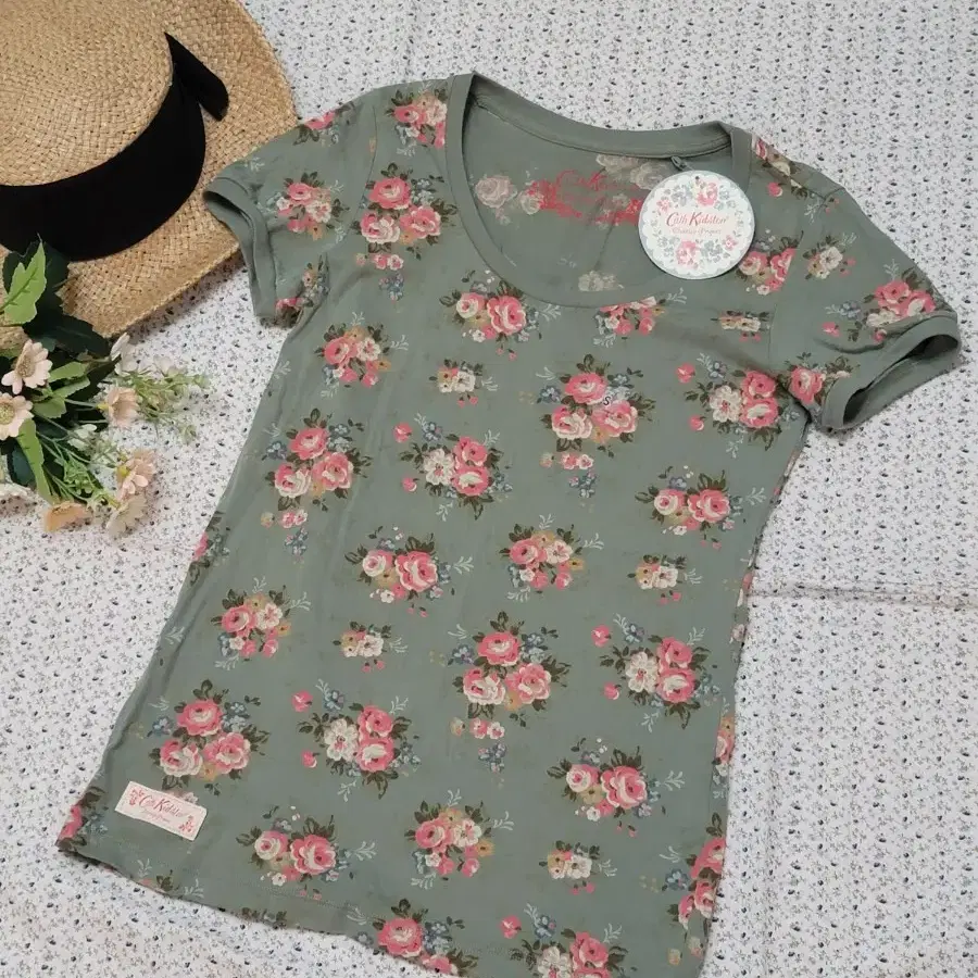 새제품 작은사이즈 슬림핏 티셔츠 Cath Kidston UNIQLO