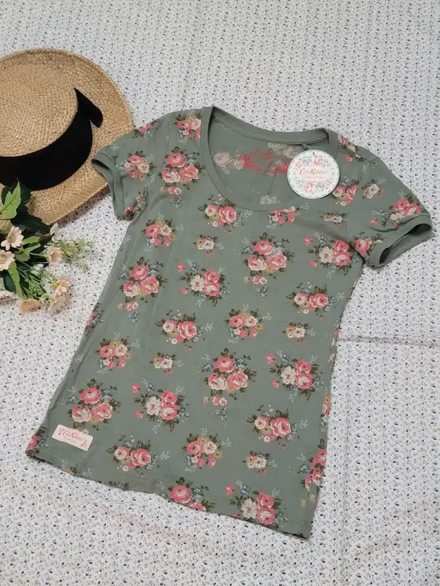 새제품 작은사이즈 슬림핏 티셔츠 Cath Kidston UNIQLO