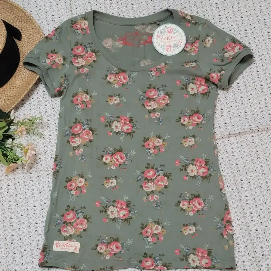 새제품 작은사이즈 슬림핏 티셔츠 Cath Kidston UNIQLO