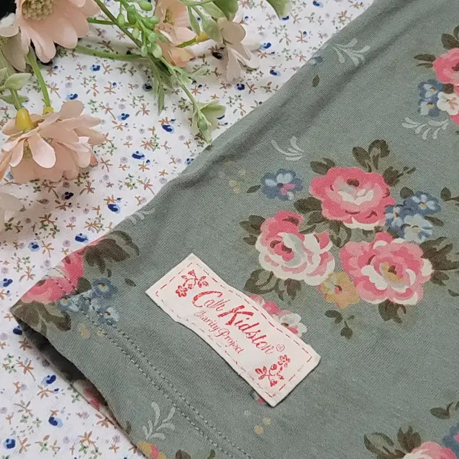 새제품 작은사이즈 슬림핏 티셔츠 Cath Kidston UNIQLO