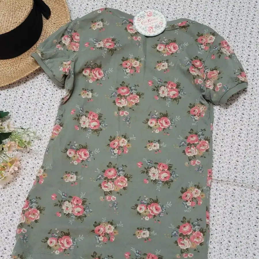 새제품 작은사이즈 슬림핏 티셔츠 Cath Kidston UNIQLO