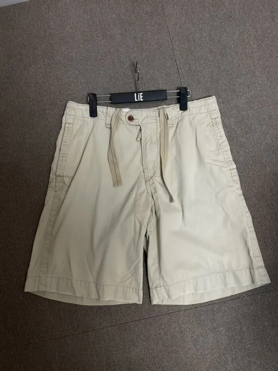 (32) Polo beige chino vahn