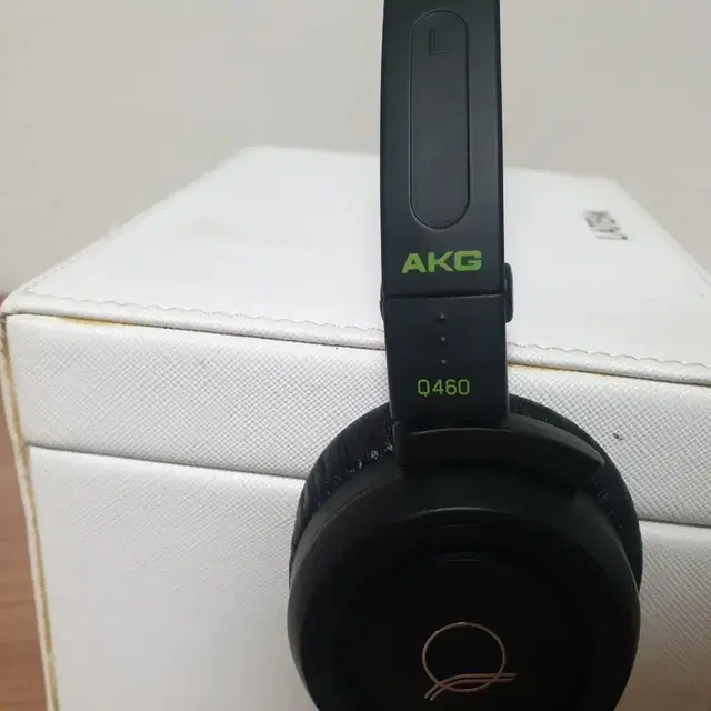 AKG 헤드폰입니다