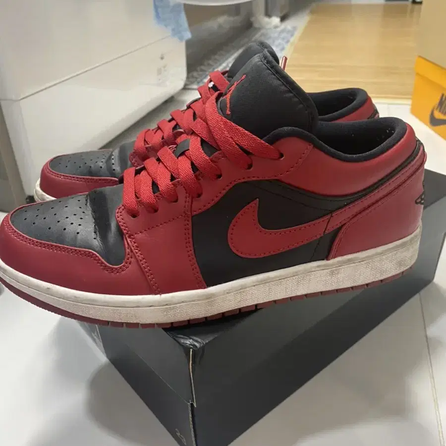 조던 1 로우 바시티레드 Varsity Red Low 9 270 중고