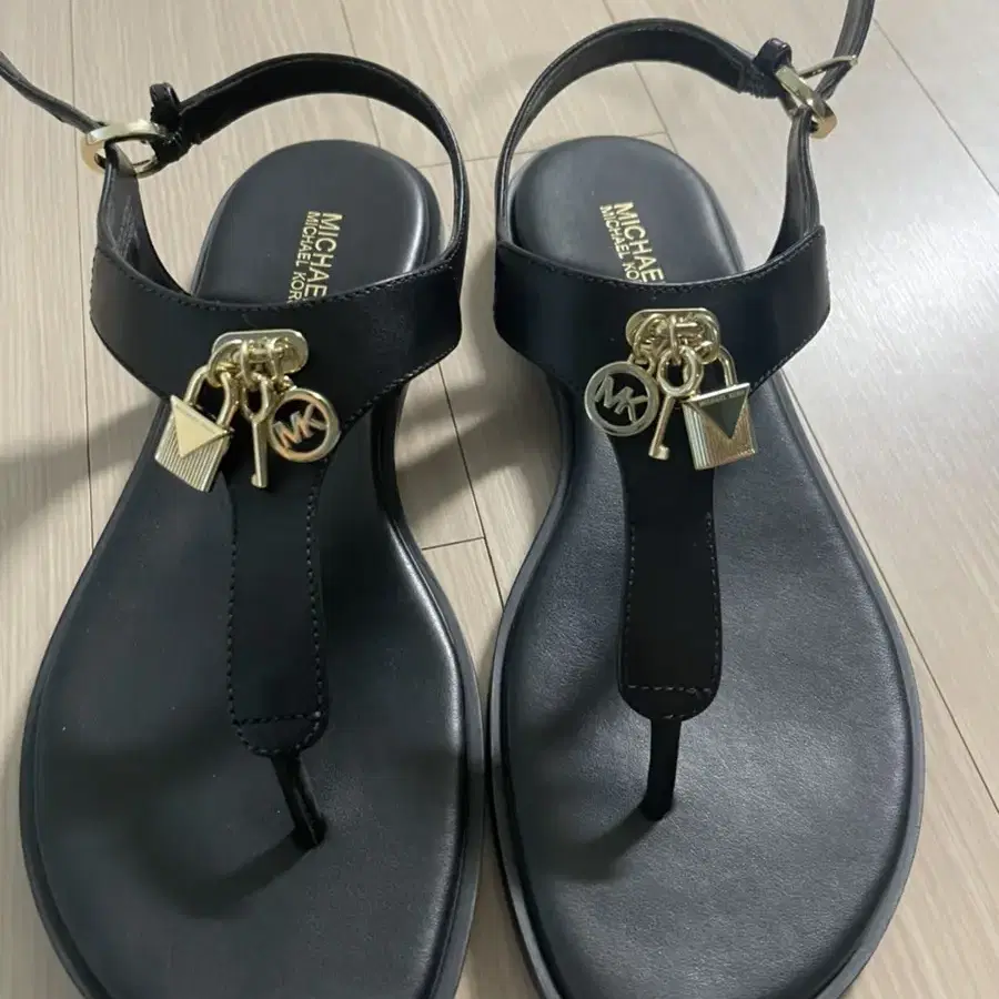 마이클코어스 suki sandal 수키샌들