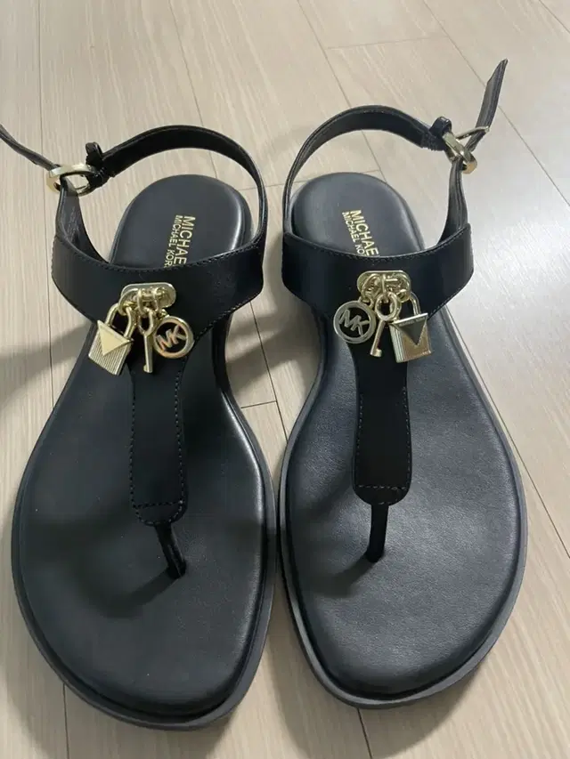 마이클코어스 suki sandal 수키샌들